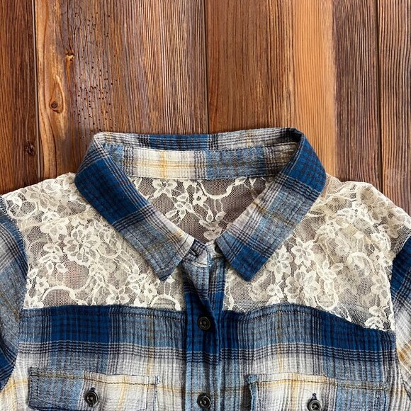 Mudd Blue Plaid Button Down Western Style Top w/Ivory Lace Shoulders Women Sz M - Picture 4 of 10